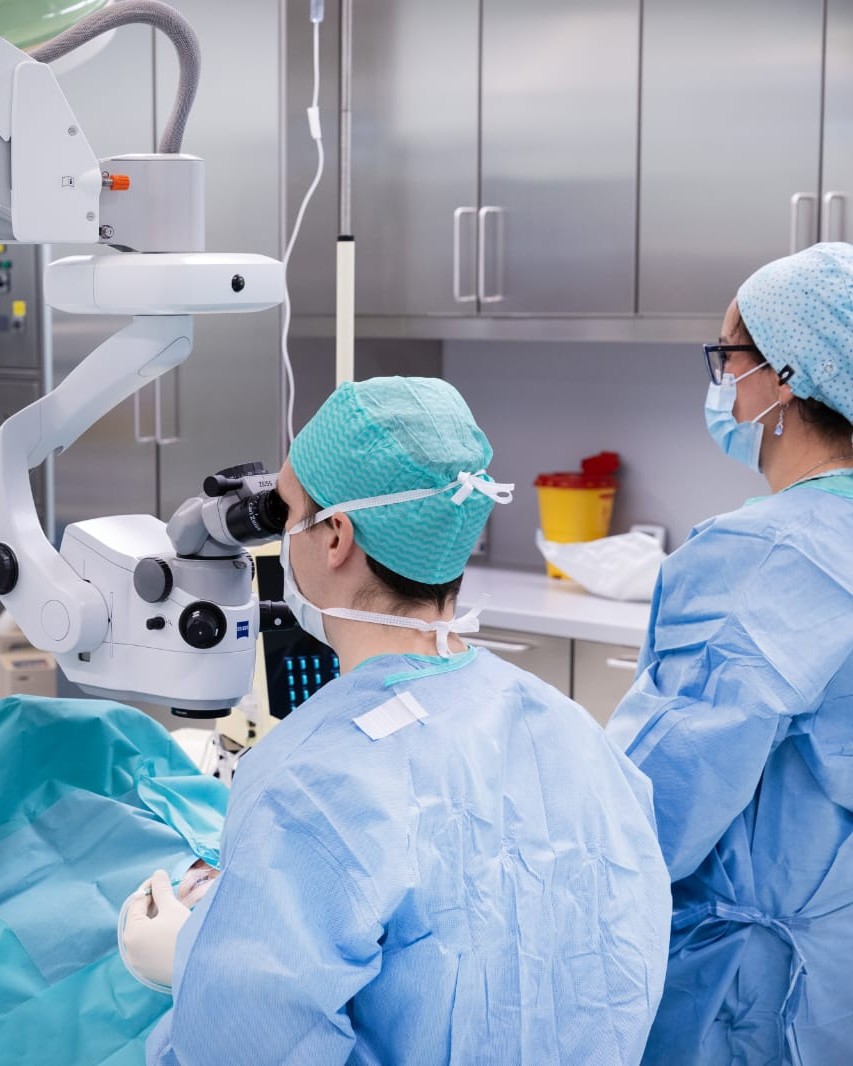 Dr. med. univ. Wienerroither mit OP-Team bei einer Kataraktoperation in Linz