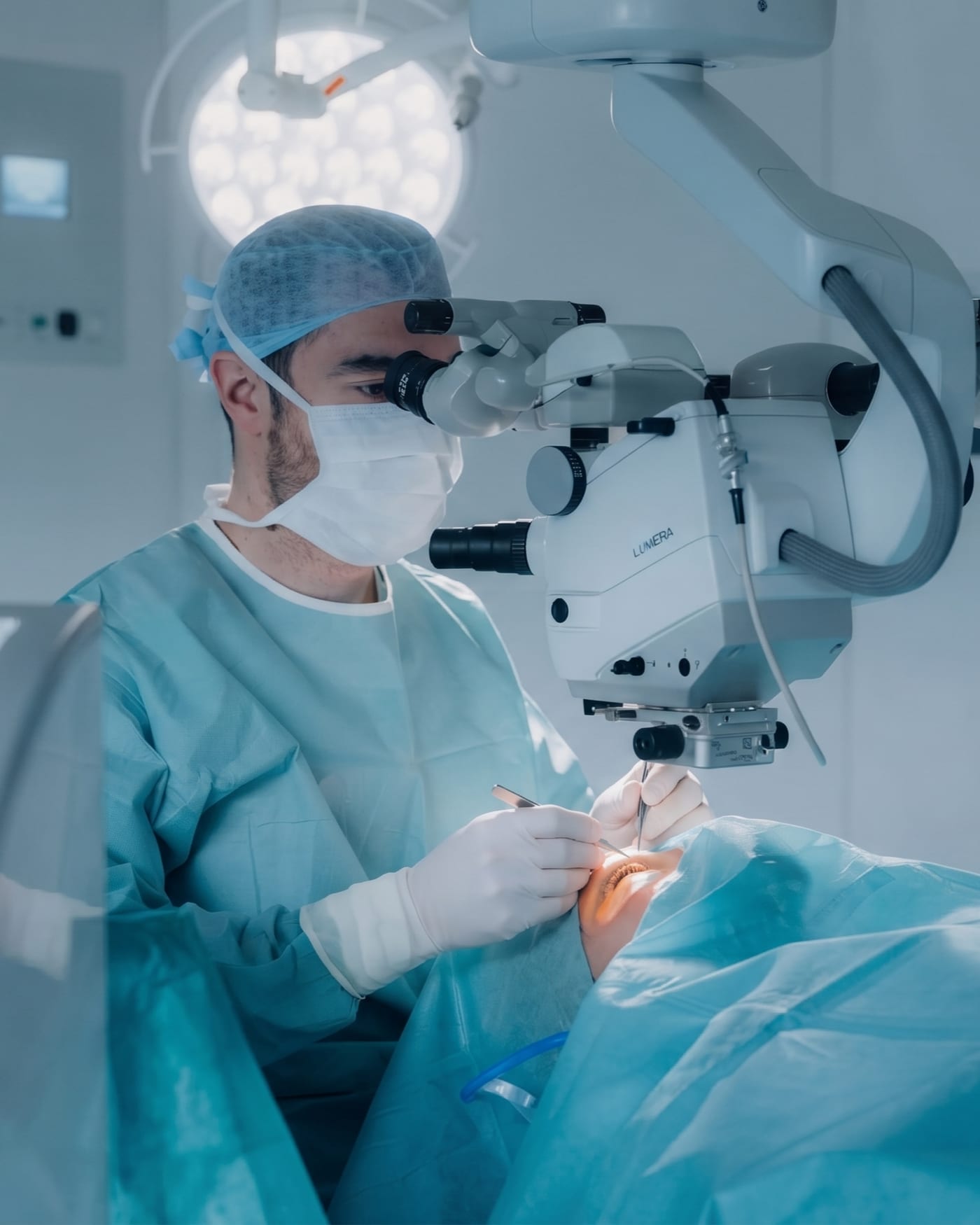 Priv.-Doz. Dr. Zehetner bei einer Kataraktoperation am Operationsmikroskop in Innsbruck
